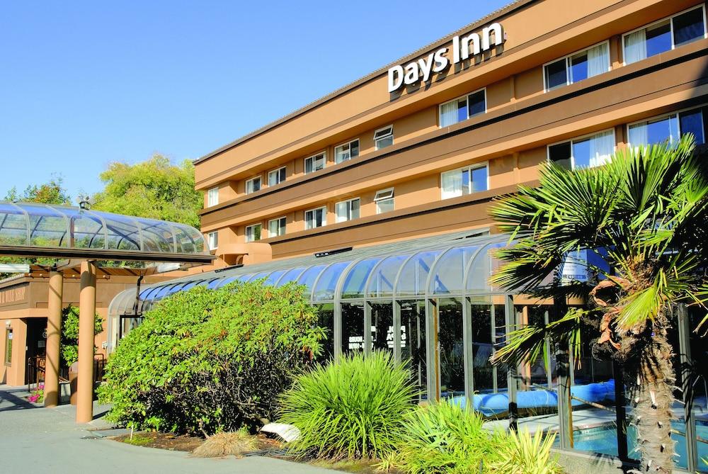 Days Inn By Wyndham Victoria On The Harbour Exterior photo
